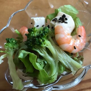 茹で海老と絹豆腐、レタスのサラダ